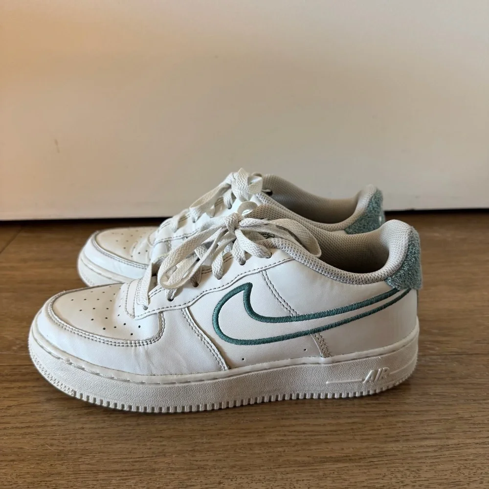 Nike Grade School Air Force 1 LV8 2 Shoes size 5.5 - Bicoastal/White